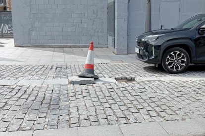 Un cono señala un elemento de reciente colocación ya levantado.