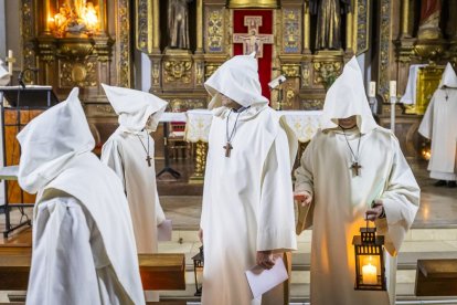 La silenciosa marcha de los cofrades preludia la resurrección