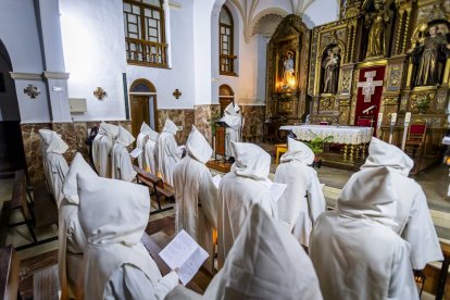 La silenciosa marcha de los cofrades preludia la resurrección