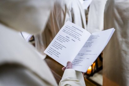 La silenciosa marcha de los cofrades preludia la resurrección