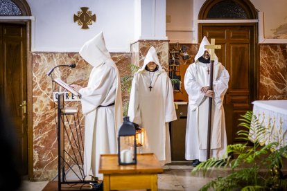 La silenciosa marcha de los cofrades preludia la resurrección
