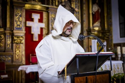 La silenciosa marcha de los cofrades preludia la resurrección