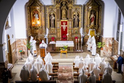 La silenciosa marcha de los cofrades preludia la resurrección