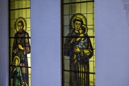 La silenciosa marcha de los cofrades preludia la resurrección