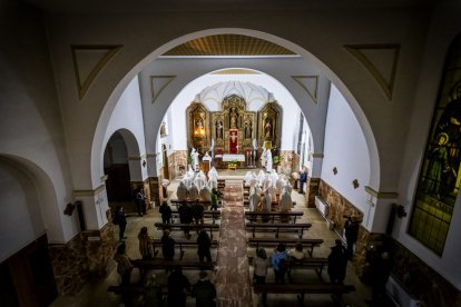 La silenciosa marcha de los cofrades preludia la resurrección