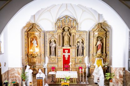 La silenciosa marcha de los cofrades preludia la resurrección