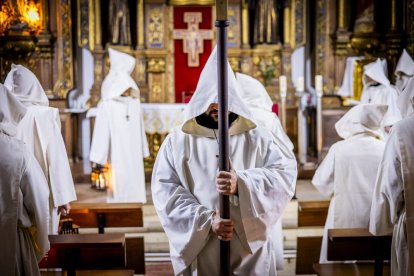 La silenciosa marcha de los cofrades preludia la resurrección