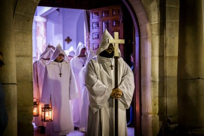 La silenciosa marcha de los cofrades preludia la resurrección