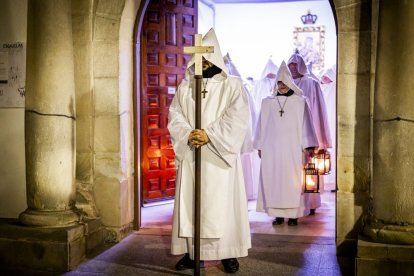 La silenciosa marcha de los cofrades preludia la resurrección