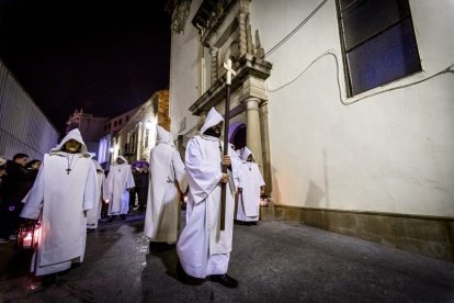 La silenciosa marcha de los cofrades preludia la resurrección