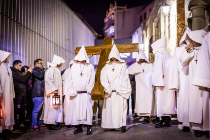 La silenciosa marcha de los cofrades preludia la resurrección