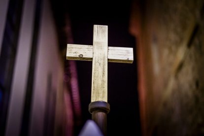 La silenciosa marcha de los cofrades preludia la resurrección