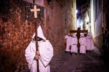 La silenciosa marcha de los cofrades preludia la resurrección