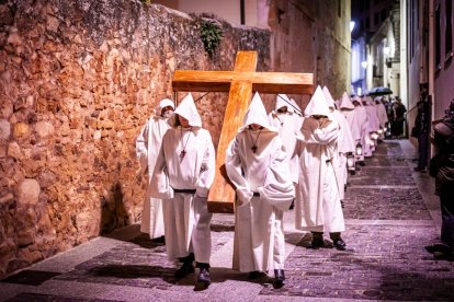 La silenciosa marcha de los cofrades preludia la resurrección