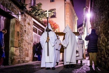 La silenciosa marcha de los cofrades preludia la resurrección