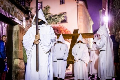 La silenciosa marcha de los cofrades preludia la resurrección