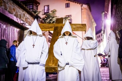 La silenciosa marcha de los cofrades preludia la resurrección