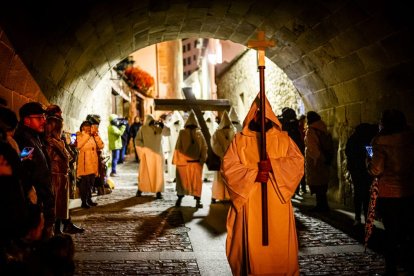 La silenciosa marcha de los cofrades preludia la resurrección