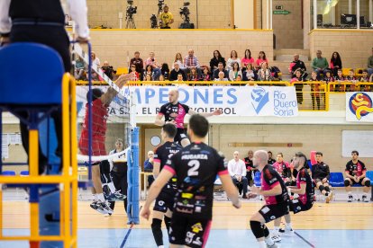 El Moreno Sáez Sporting puso la guinda a su primera temporada en Superliga 2 de voleibol logrando la permanencia con un 3-0 ante el CV Arona.