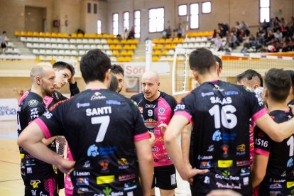 El Moreno Sáez Sporting puso la guinda a su primera temporada en Superliga 2 de voleibol logrando la permanencia con un 3-0 ante el CV Arona.