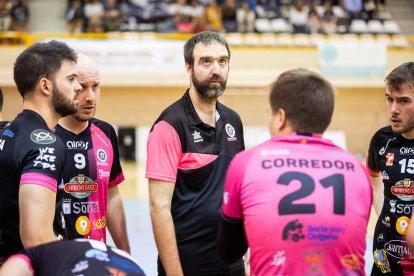 El Moreno Sáez Sporting puso la guinda a su primera temporada en Superliga 2 de voleibol logrando la permanencia con un 3-0 ante el CV Arona.