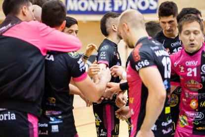 El Moreno Sáez Sporting puso la guinda a su primera temporada en Superliga 2 de voleibol logrando la permanencia con un 3-0 ante el CV Arona.