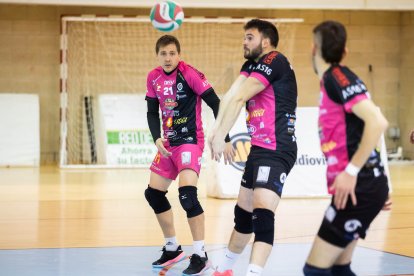 El Moreno Sáez Sporting puso la guinda a su primera temporada en Superliga 2 de voleibol logrando la permanencia con un 3-0 ante el CV Arona.