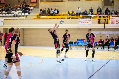El Moreno Sáez Sporting puso la guinda a su primera temporada en Superliga 2 de voleibol logrando la permanencia con un 3-0 ante el CV Arona.