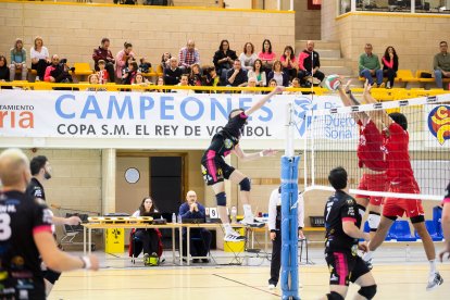 El Moreno Sáez Sporting puso la guinda a su primera temporada en Superliga 2 de voleibol logrando la permanencia con un 3-0 ante el CV Arona.