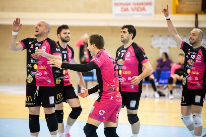 El Moreno Sáez Sporting puso la guinda a su primera temporada en Superliga 2 de voleibol logrando la permanencia con un 3-0 ante el CV Arona.