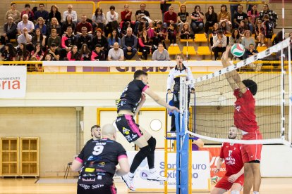 El Moreno Sáez Sporting puso la guinda a su primera temporada en Superliga 2 de voleibol logrando la permanencia con un 3-0 ante el CV Arona.