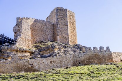 La enseña nacional ya ondea en el castillo