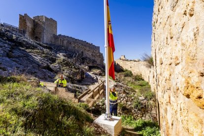 La enseña nacional ya ondea en el castillo