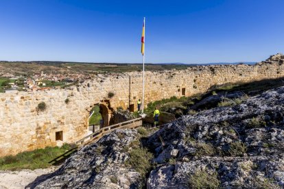 La enseña nacional ya ondea en el castillo