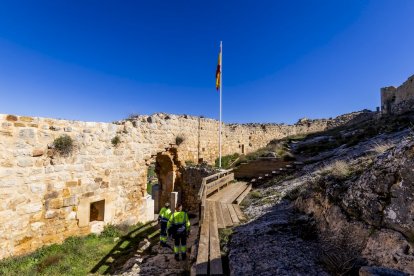 La enseña nacional ya ondea en el castillo