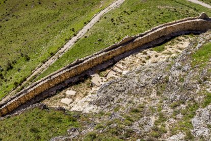 La enseña nacional ya ondea en el castillo