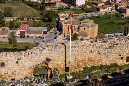 La enseña nacional ya ondea en el castillo