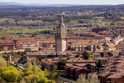 La enseña nacional ya ondea en el castillo