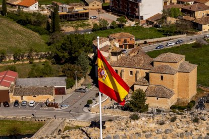 La enseña nacional ya ondea en el castillo
