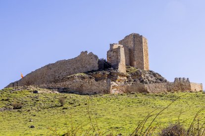 La enseña nacional ya ondea en el castillo
