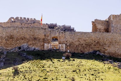 La enseña nacional ya ondea en el castillo
