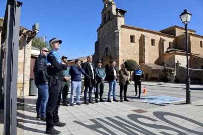 La enseña nacional ya ondea en el castillo