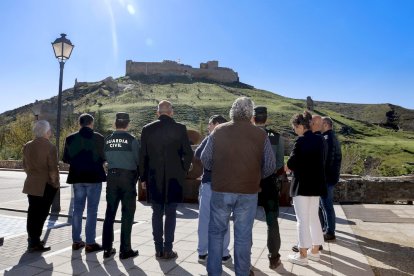 La enseña nacional ya ondea en el castillo