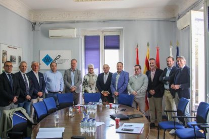 Foto de familia de los asistentes a la reunión de comercio.