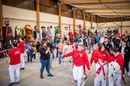 Gigantes y cabezudos convierten la Gigantalia 2024 en una fiesta.