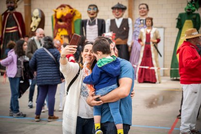 Gigantes y cabezudos convierten la Gigantalia 2024 en una fiesta.