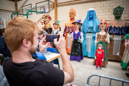 Gigantes y cabezudos convierten la Gigantalia 2024 en una fiesta.