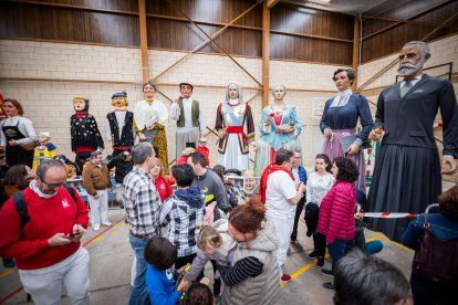Gigantes y cabezudos convierten la Gigantalia 2024 en una fiesta.
