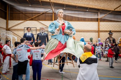 Gigantes y cabezudos convierten la Gigantalia 2024 en una fiesta.