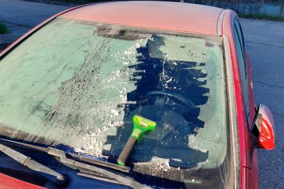 Una 'señora helada' en la luna de un coche a 21 de abril en Duruelo.